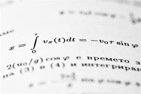 Formula matematica complessa che rappresenta l'interazione tra fisica e ingegneria elettronica