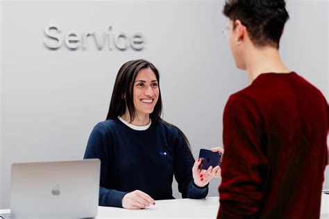 Centro assistenza autorizzato Kia con tecnici al lavoro su una vettura moderna