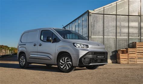 Panorama della gamma Toyota Proace City in un contesto urbano moderno