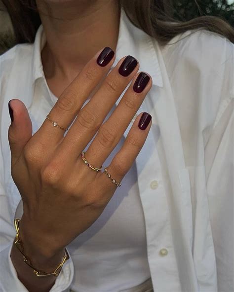 Donna che mostra una manicure semipermanente elegante e raffinata