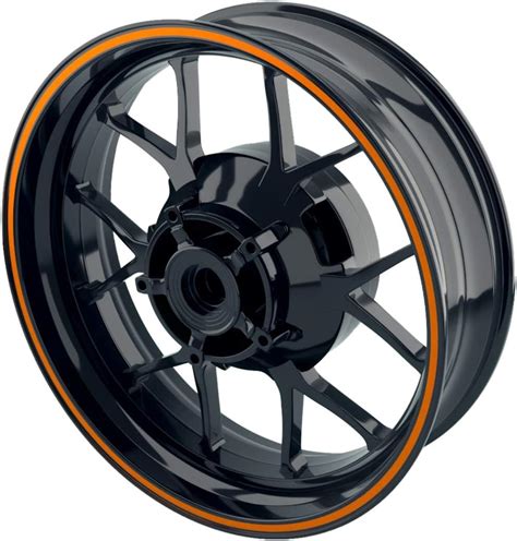 Strisce adesive colorate su cerchione di moto