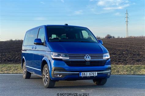 Volkswagen Transporter T6 in movimento su strada extraurbana