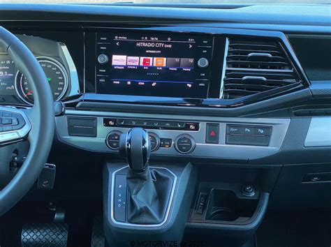Vista frontale della plancia e del sistema infotainment del VW Transporter