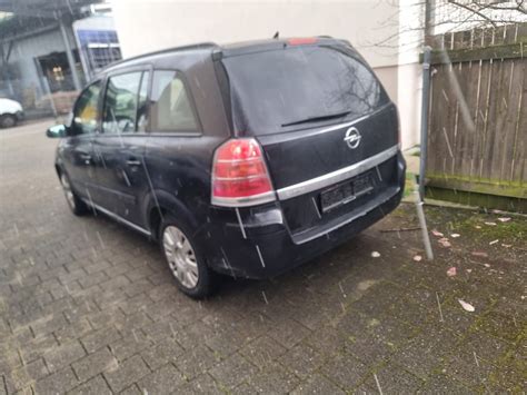 Opel Zafira incendiata ad Oppeano