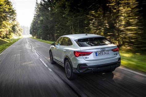 Audi Q3 Sportback in movimento su strada