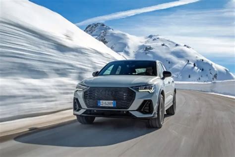Audi Q3 Sportback in curva su strada di montagna