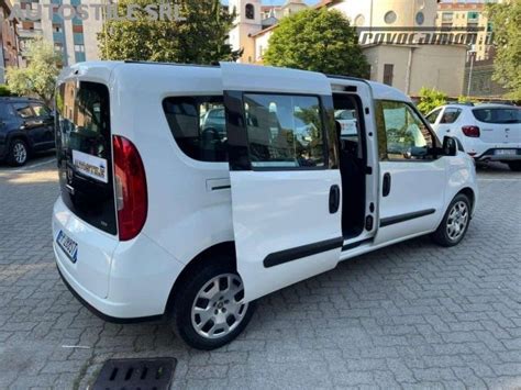 Fiat Doblò con porta scorrevole aperta