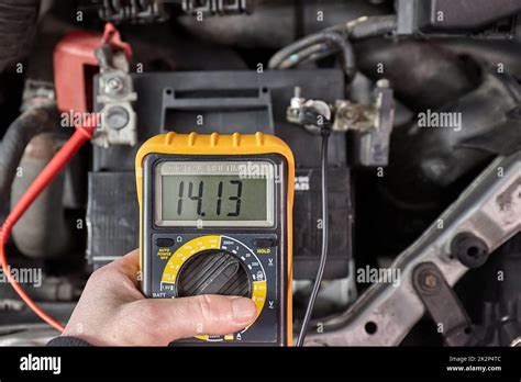 Test della tensione della batteria dell'auto