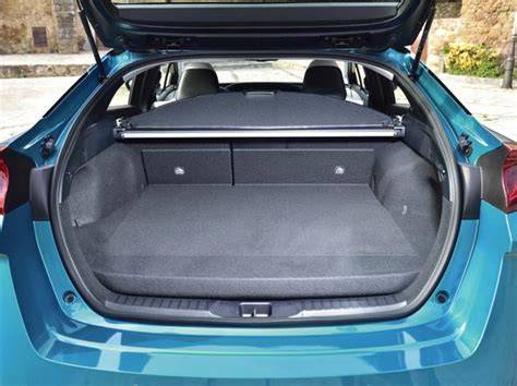 Bagagliaio Toyota Prius Plug-in con dimensioni