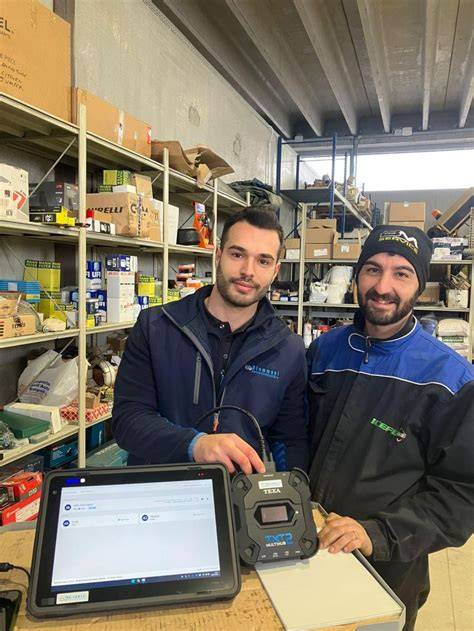 Tecnico che esegue diagnosi con strumento Tech2