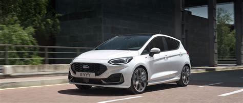 Ford Fiesta Hybrid vista frontale in movimento