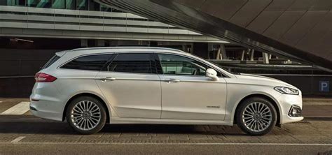 Ford Mondeo Ibrida station wagon in evidenza