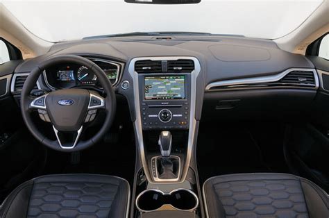 Interni di alta qualità della Ford Mondeo Ibrida, con focus sulla plancia e i materiali