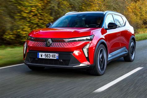 Renault Scenic E-Tech Electric in un contesto urbano moderno
