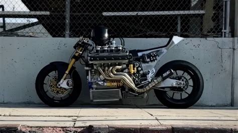Motore moto con frizione in evidenza