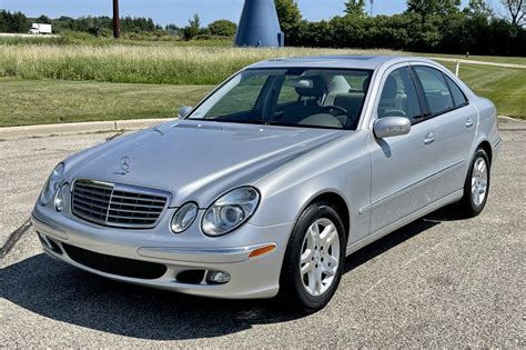 Mercedes Classe E W211 320 CDI su strada con cerchioni personalizzati