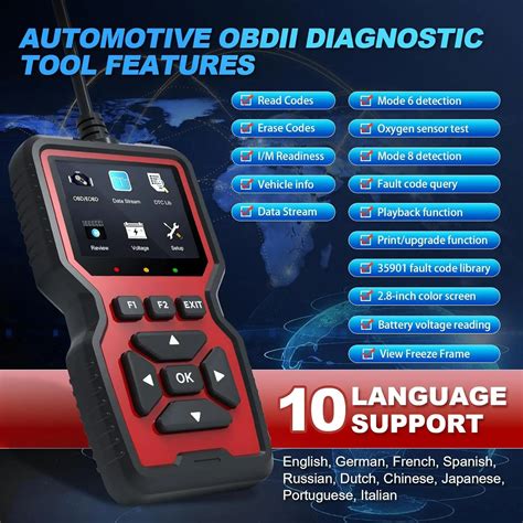 Meccanico che utilizza uno strumento diagnostico OBD-II su un'auto