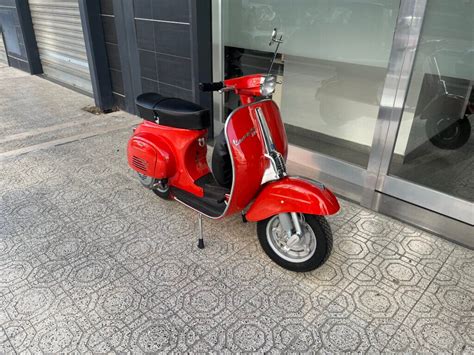 Vespa 50 Special con cerchione in primo piano