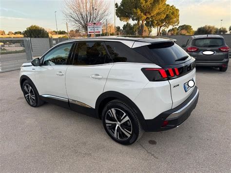 Interno di una Peugeot 3008 con tappetini protettivi