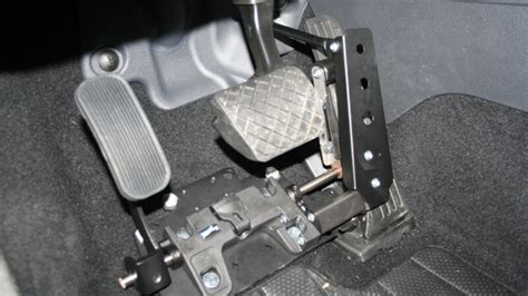 Operatore Toyota che controlla un pedale dell'acceleratore