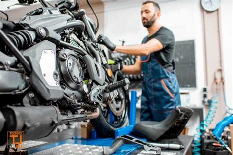 Officina meccanica con moto in manutenzione