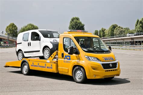 carro attrezzi in fase di soccorso stradale