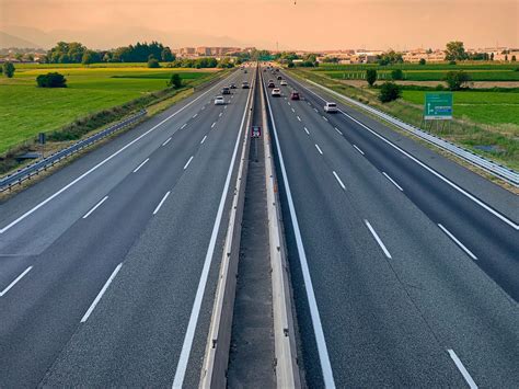 Una strada panoramica con un'auto che viaggia in sicurezza
