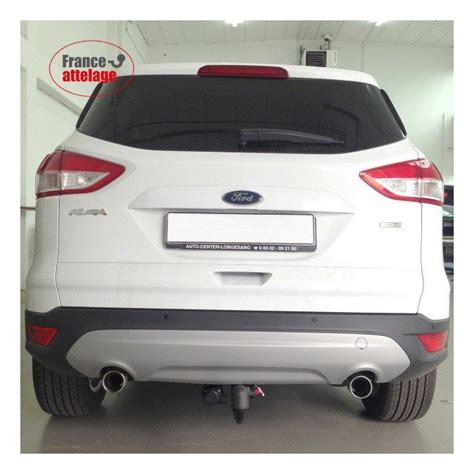 Ford Kuga con gancio traino e roulotte