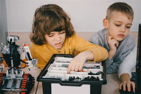 bambini che costruiscono un robot