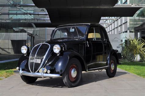 Auto d'epoca in mostra con serbatoio di benzina alchilata