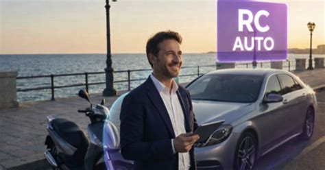 Automobilista che esamina diverse polizze assicurative su un tablet