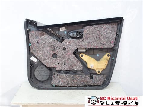 Esploso tecnico del pannello porta anteriore di una Toyota Yaris prima generazione