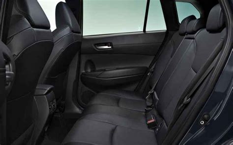 Interni spaziosi della Toyota Corolla Cross, con focus sui sedili posteriori e le prese USB