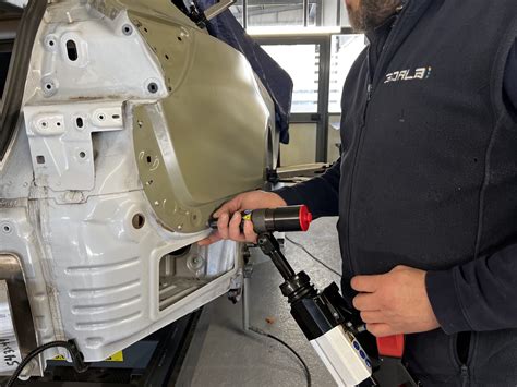 Tecnico che ripara la carrozzeria di un furgone Isuzu