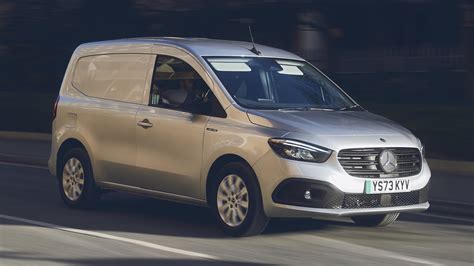 Veduta frontale e laterale del nuovo Mercedes-Benz Citan in ambiente urbano