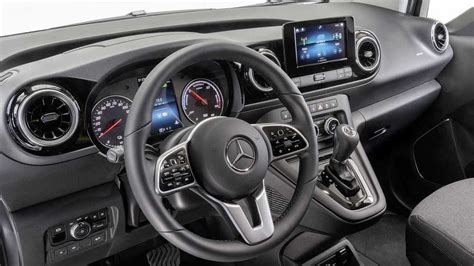 Vista interna dell'abitacolo del Mercedes-Benz Citan con dettaglio della plancia