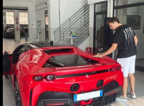 Federico Chiesa con la sua Ferrari SF90 Stradale