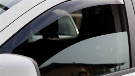 Dettaglio di un finestrino senza telaio su un'auto sportiva