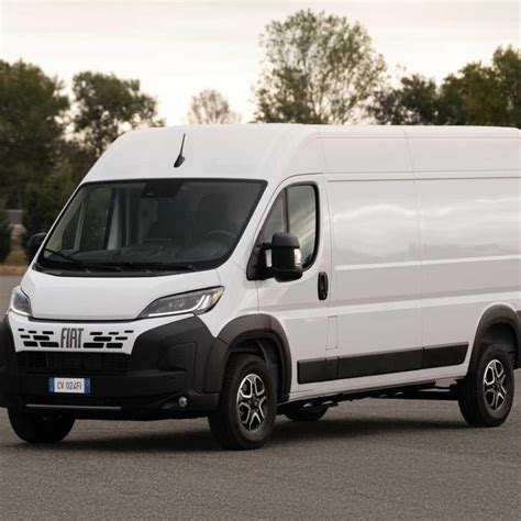 Immagine di un furgone chiuso, come il Fiat Ducato Maxi, in fase di carico
