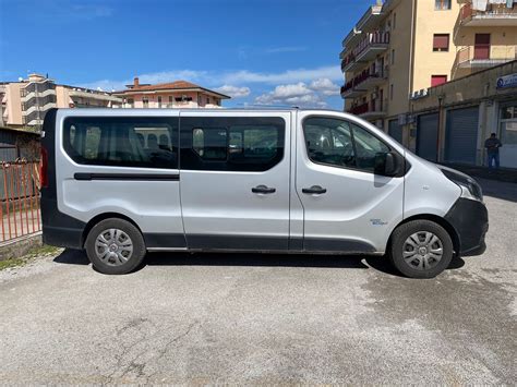Interni di un furgone 9 posti, come il Fiat Talento, che mostra i sedili e lo spazio