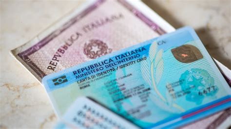 Icone rappresentative dei documenti necessari: patente, carta d'identità, tessera sanitaria, carta di credito