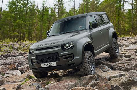 Land Rover Defender su terreno accidentato
