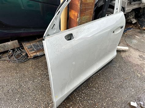 Dettaglio porta auto usata ammaccata
