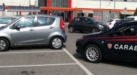 Auto parcheggiata sotto il sole cocente