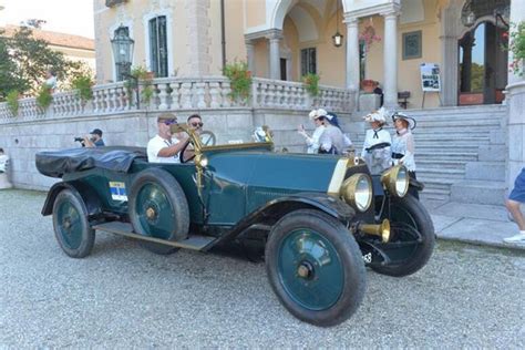 Vetture d'epoca alla partenza della Trento-Bondone