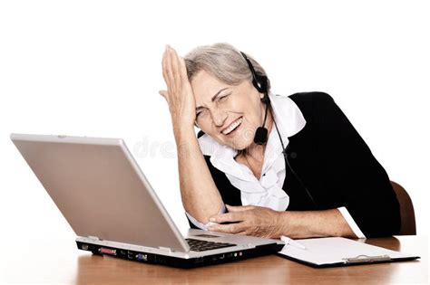 Un'immagine che illustra una persona anziana che lavora al computer, con icone che simboleggiano la pensione e il lavoro
