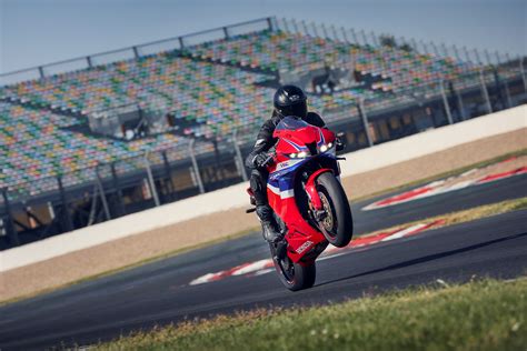 Motocicletta Honda CBR600RR in curva