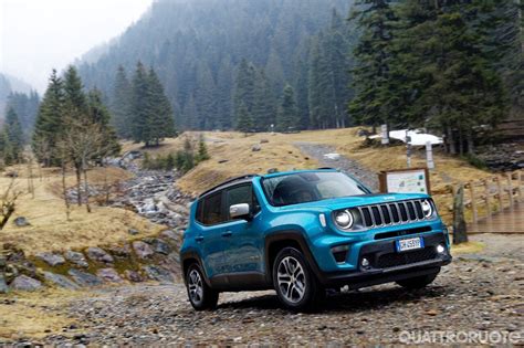 Jeep Renegade su strada innevata