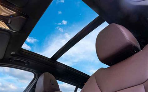 Tetto panoramico in vetro su automobile moderna
