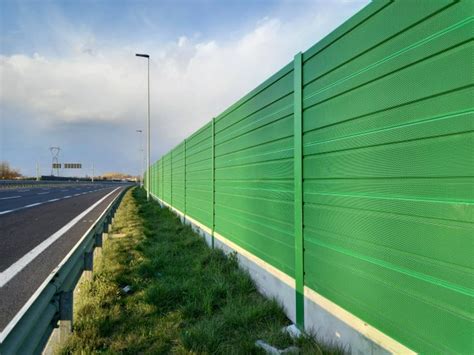 Esempio di barriera acustica lungo un'autostrada